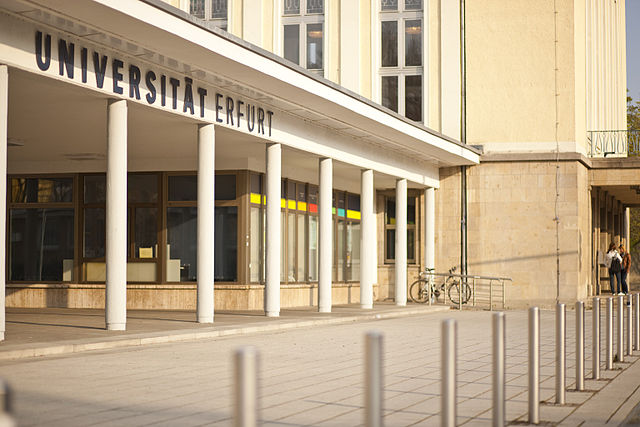 Haupteingang der Universität Erfurt im Sonnenschein