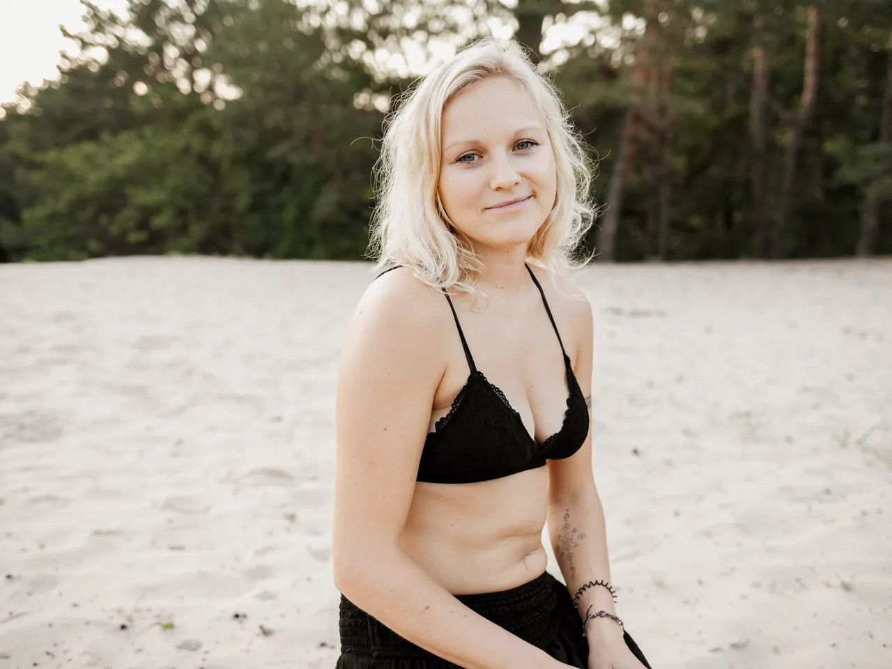 Caroline Hopp am Strand im Portraitbild