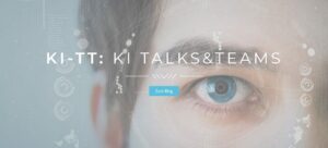 Der Schriftzug "KI-TT: KI Talks & Teams",ist groß in der Mitte. Im Hintergrund ist ein Auge und darauf Symbole und Linien, die an Vermessung denken lassen.