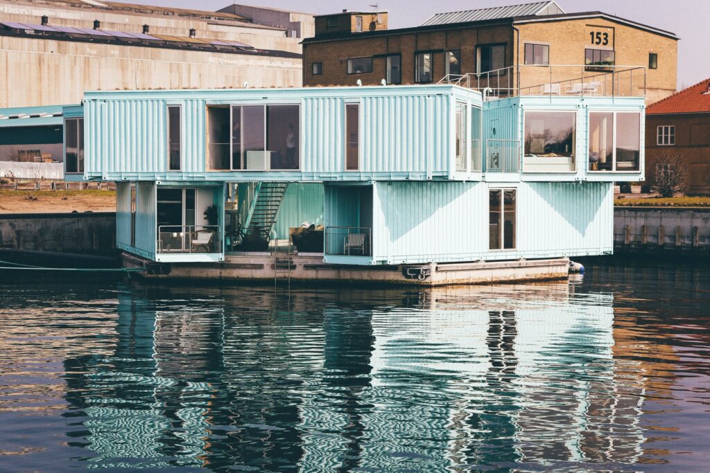 Ein Hausboot aus Containern im Hafen