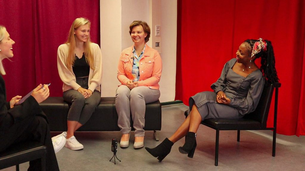 Die drei Frauen von Glory Healthcare mit Interviewerin Leonie.