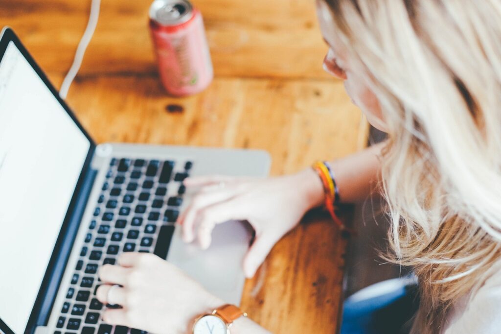 Ein Mädchen sitzt am Laptop und arbeitet