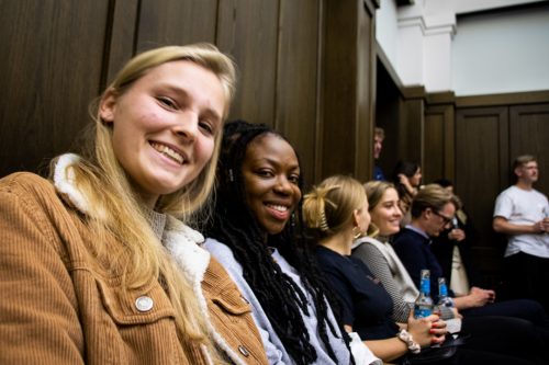 Jo-Ann, Gloria und weitere Besucher sitzen in dem Raum, in dem gleich die Pitches stattfinden werden.