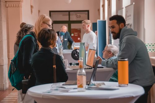 Ein weiterer Stand beim Impactday, bei dem sich Leute unterhalten.